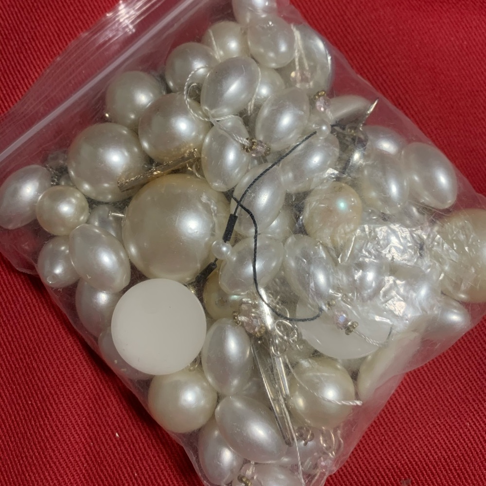 Costume pearl pieces - Picture 1 of 1